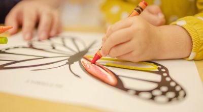 bambino che disegna all'asilo0 bambino che disegna all'asilo0
